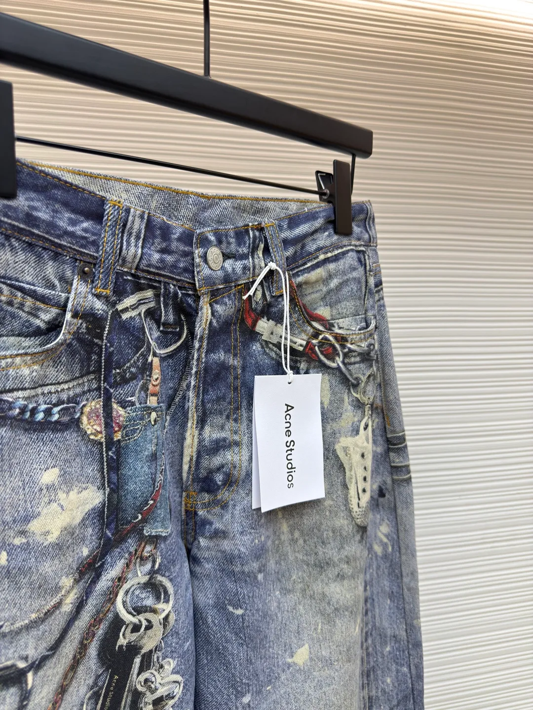 Acne Studios 3D printed denim trousers ●Authentic product: Purchased and developed by 5739 ●Item number: 1680158-A75 ●Material: denim ●Technology: Printing ●Version: fitted version ●Weight: 595 grams ●Size: 44-46-48-50-52 ●Description: Customized denim fabric is used, and a 3D cold transfer printing process is adopted to ensure that the denim fabric has the same texture and feel as traditional denim. 3D printing technology is used to restore the original color saturation and accurately control the thickness and texture of the denim fabric. An advanced 3D printer is used to print the denim fabric layer by layer until the entire component is completed. Each piece is separated efficiently and accurately through computer typesetting and laser cutting. After ironing, cutting, sewing and other processes, the components are assembled into a complete denim item, the same style for men and women!